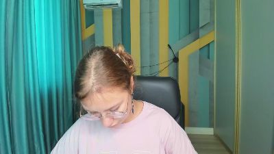 AngelinaLow from United States